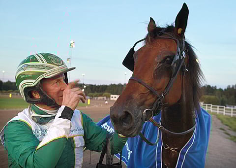 "Hevoskuiskaaja" Timo Leivo hypnotisoi suojattinsa Baron De Riven poseeraamaan rauhassa voittajaseremonioissa.