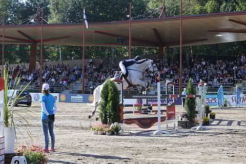 Verdi Julia Engblomin satulan alla.