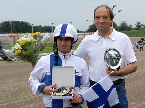 Janne Räisänen (vas.) ohjasti toisessa lähdössä voiton. Vieressä voittajahevosen omistaja.