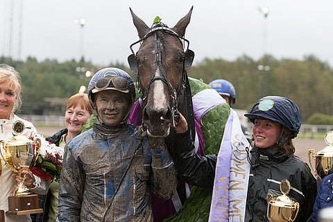 Suomen mestarit! Keskiössä Jonesy ja valmentajansa Tuomas Korvenoja. Kavioura oli SM:n aikaan todella kurainen.