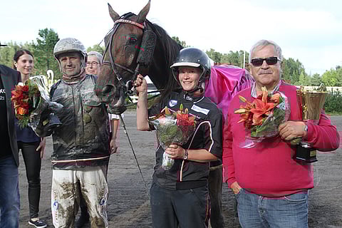 Markku Nieminen, Johanna Kyläkoski ja Rauno Asonen juhlivat Callela Elizan voittoa Tammakriteriumissa. Myös itse Kriteriumissa tammalla on hyvät menestymismahdollisuudet.