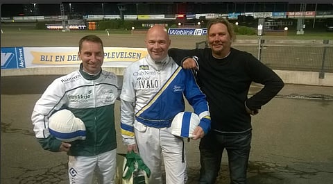 Suomalaiskolmikko rohmusi menestystä amatööriohjastajien PM-kilpailusta. Mestari Janne Lukkari keskellä, Janne Räisänen vasemmalla ja Mika Ahtiainen oikealla.