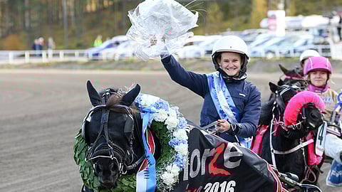 Poniravikuskeille on tulossa uusi sarja. Arkistokuvassa Julia Kiukas, joka on niittänyt menestystä niin kuskina kuin valmentajanakin.