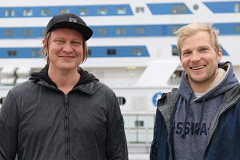 Jaajo Linnonmaan ja Janne Korven Elitloppet-risteilyn yllä on tummia pilviä. Arkistokuva.