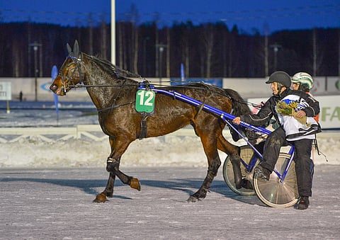 Jari Hietala ja Ville Pohjola Omega Leaderin kyydissä voiton jälkeen.