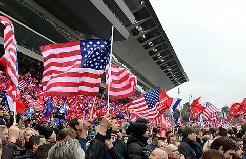 Yhdysvaltain liput liehuvat jälleen Vincennesin katsomossa.