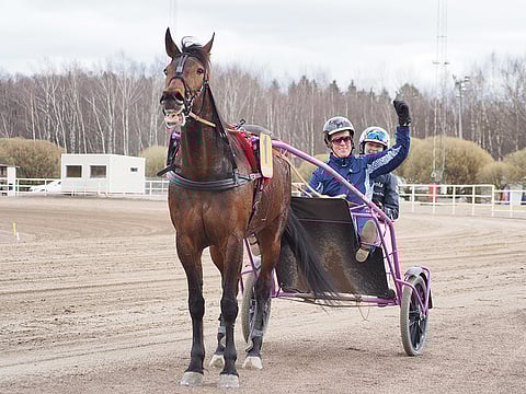 Bensin Barbie Li ja Tapparan mies Aki Holma olivat tänään Raviliigan näytöslähdön ykkösiä Vermossa. Emma Väre varmisteli tandem-kärryjen takapenkillä. Kuva: Stiina Ikonen.