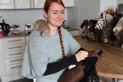 Saila Jantunen tekee ammatikseen keppihevosia. Olalla rotta nimeltä Ikaros.