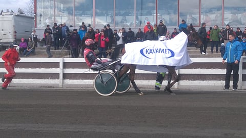 Evelyn Sundance esittäytyi yleisölle lähdön jälkeen.
