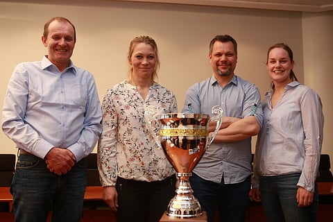 Finlandia-ajon voittopokaalia himoitsevat kuvassa vasemmalla Elian Webin Sauli Meriläinen ja Katja Melkko sekä oikealla Seabiscuitin Pia ja Juha-Matti Mäkilä.