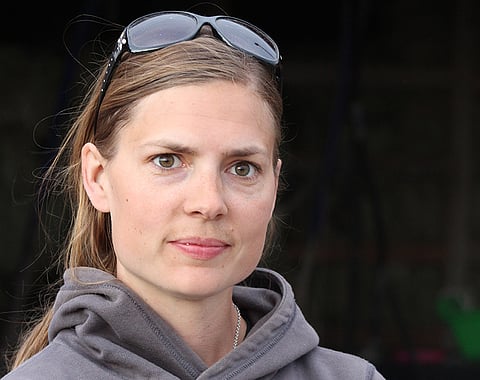 Nyyti-Maria Timonen pitää kymmenen hevosen valmennustallia Loviisassa. Kuva: Jussi Lähde.