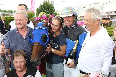 Elitloppet-voittaja Timokoa juhlistamassa muun muassa hevosen arjessa sen kanssa toimivat Jean-Yves l'Herete, valmentaja Richard Westerink, hoitaja Angelique Beaufils ja ohjastaja Björn Goop. Kuva: Jarno Unkuri.