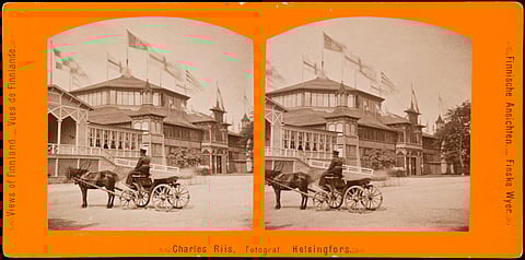 Suomen ensimmäinen yleinen taide- ja teollisuusnäyttely vuonna 1876 Kaivopuistossa. Theodor Höijerin suunnittelemaa näyttelyrakennusta Kaivohuoneen pohjoispuolella mainostettiin julisteessa, joka on säilynyt meidän päiviimme asti. Ajurin hevonen vaikuttaa vierasveriseltä "loistohevoselta", kuten tuohon aikaan tavattiin sanoa. Charles Riisin ottama kuva on Helsingin kaupunginmuseon kokoelmista.