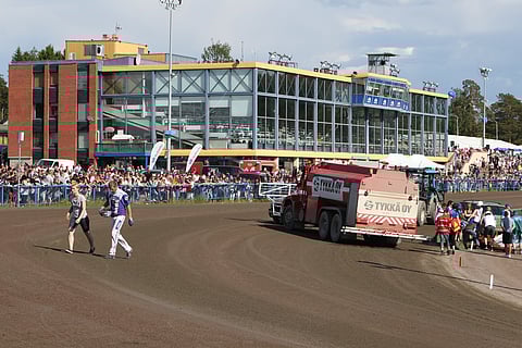Ruuna Thunder McQueen menehtyi Kouvolan raveissa etusuoran lopussa. Valmentaja Jeroen van Craen poistui paikalta pää painuksissa. kuva Totofoto