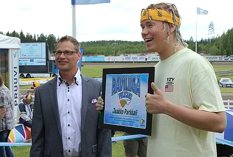 Jokimaan raviradan toimitusjohtaja Tomi Himanka ja Youtube-tähti Jaakko Parkkali.