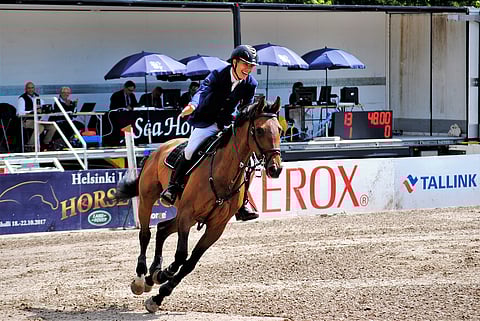 Voittajan on helppo hymyillä! John Antellin uusi tamma Osaka Hästak hyppäsi pelkkiä nollaratoja Hangossa.