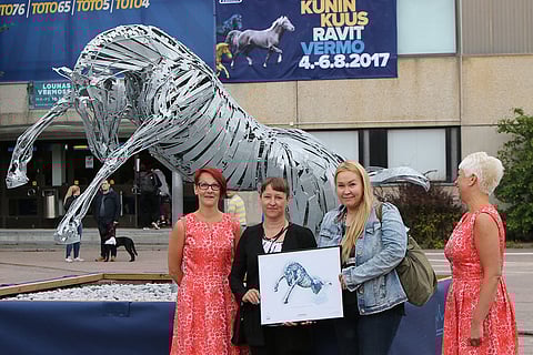 Korskuva-patsaan paljastustilaisuus Vermon pääsisäänkäynnillä. Vasemmalta Pirjo Ilonen, taiteilija Tiina Torkkeli, taulun patsaasta suunnitellut Eija Lampela ja Katri Mykrä.