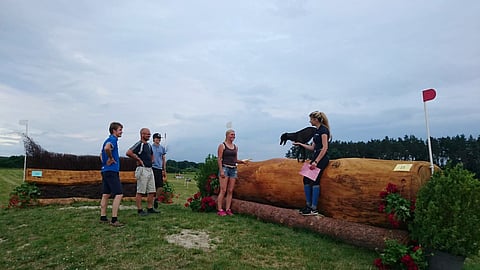 Suomalaiset kenttäratsastajat vauhdissa Puolassa. Kuvassa Elmo Jankari, Paavo Huttunen, Sami SIltakorpi, Sanna SIltakorpi ja Noora Cederberg.