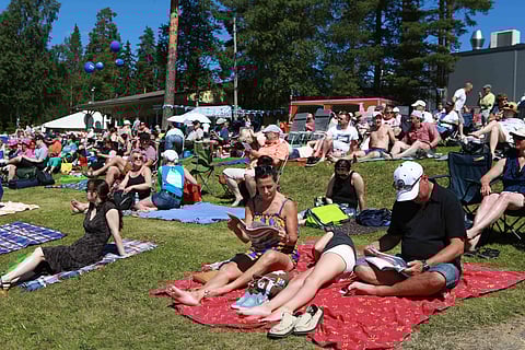 St Michel ravien yleisö nauttii kesästä ja huipuraveista. Kuva Totofoto