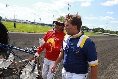 Gimpanzee ilahduttaa valmentajaansa Marcus Melanderia ja Courant-tallia. (Kuva: HU arkisto/Tapio Mäenpää)