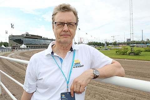 Vermon kilpailupäällikköä Timo Mahlamäkeä myhäilyttää, kun Finlandia-ajon status koetaan Solvallassa vähintäänkin Elitloppet-kutsun väärtiksi. Kuva: Jarno Unkuri.