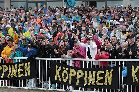 Runsaslukuinen yleisö kiritti Köppisen ja Saaga S:n vallankahvaan. Kuva: Jarno Unkuri