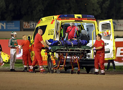 Hannu Torvinen vietiin ambulanssilla sairaalaan. Jukka Torvinen keskustelee vieressä hoitohenkilökunnan kanssa.