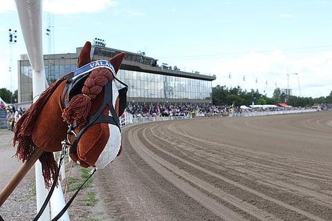 Välähdyksen näköiskeppari huutokaupataan lauantaina.