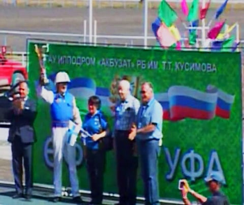 Ufan Ippodromilla vietettiin sunnuntaina ajajakilpailuiden seremonioita, joissa liehui myös Suomen lippu. Kiitos Ismo Kovasen voiton ensimmäisessä osalähdössä. Kuva: live-streaming