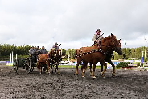 Niinisalon tykkivaljakko eli perinnejaos. Jaoksen henkilöstö pukeutuu ajanmukaisiin asepukuihin.