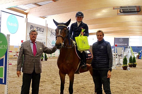 Puheenjohtajatuomari Caesar von Walzel ja kilpailunjohtaja Erkki Siltala palkitsivat Linda Palinin ja Tricoloren