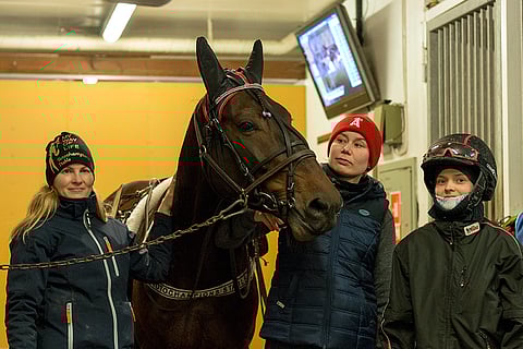 I'm Just a Sund omistajansa Anna Mäenpään, valmentajansa Kaisa Toivosen ja hoitajansa Johanna Krakaun kanssa.