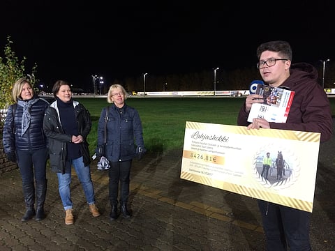 Lahjashekki luovutettiin Joensuun raveissa.