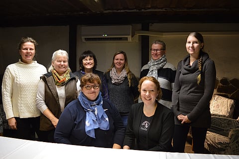 Suomenratsujen hallitusjäseniä 2018: vasemmalta Anita Hekali, Elina Kylämäki, Terttu Peltonen, Sini Vaittinen, Jaana Kannisto ja Jenna Kokkonen. Istumassa vasemmalta puheenjohtaja Kirsti Palva ja Kielo Kestinmäki.