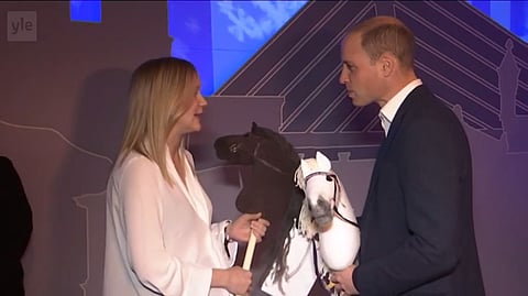 Ylen uutisvideolta voi nähdä Cambridgen herttua prinssi Williamin lapsille lähetetyt keppihevoset. Ulkoministeriön Emma Rispoli ojensi keppihevoset Prinssi Williamille. Kuva: Ylen uutisvideo