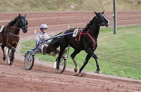 Olli Koivunen hyppää Teivossa Selene Lunen rattaille.