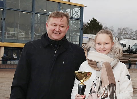 Antti Lehtisalo tunnetaan Ale-hevosista. Kymenlaaksoajon aikaan hän pääsi kasvateillaan kahdesti voittajaseremonioihin tyttärensä Erikan kanssa. Kuva: Jarno Unkuri