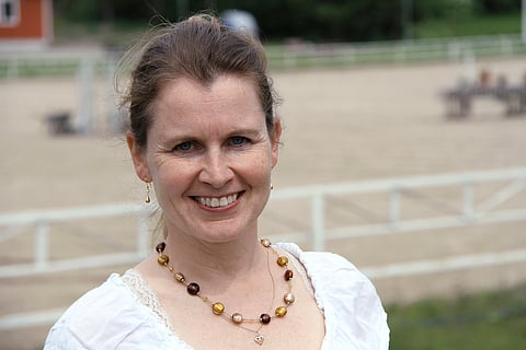 Tuulia Appleby paneutuu tänään ilmestyvässä Hevosurheilussa hevosen ajatusmaailmaan. Kuva: Miia Lahtinen