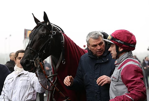 Philippe Allaire neuvottelee tallinsa väreihin pukeutuneen Yoann Lebourgeoisin kanssa. Kuva: HU arkisto