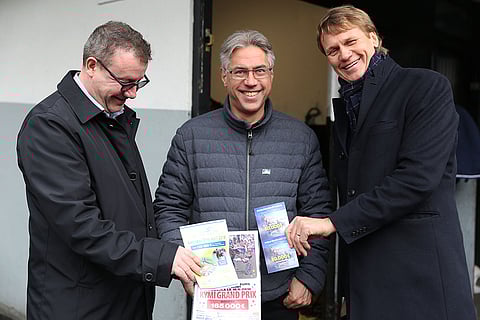 Tervetuloa Seinäjoelle, Kouvolaan, Mikkeliin! Ratajohtajat Pertti Immonen, Arto Hytönen ja Kari Tiainen jakoivat Vincennesissä omien suurkilpailuidensa esitteitä.