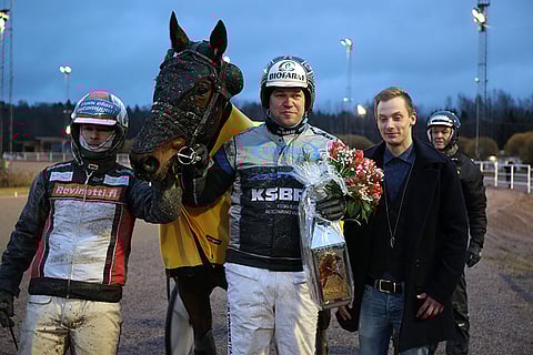 Iikka Nurmonen ohjasti ja Antti Ojanperä valmentaa voittaja Tir Du Cauxia.