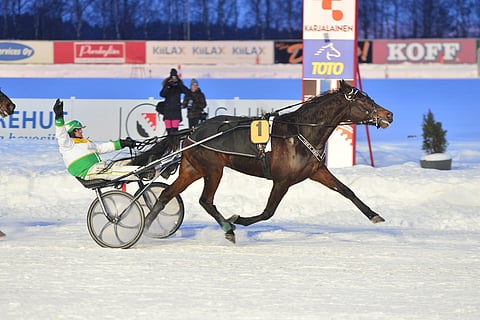 Ida's Owen voitti toisena lauantaina peräkkäin, nyt finaaleissa 10 000 euron arvoisesti. Heikki Laakkonen tuulettaa.