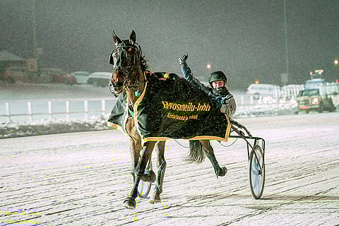 Turun T76:ssa helmikuussa voittanut Luxorious Lord saapuu Ideaparkiin, kärryillä Marinka Salminen.