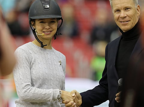 Anna-Julia Kontio sai keväällä mestariratsastamerkin, merkkiä luovuttamassa Mikael Forstén.