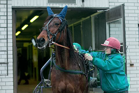 Nedda Miller lähdössä lämmitykseen taustavoimansa Ulla Korhosen käsistä.