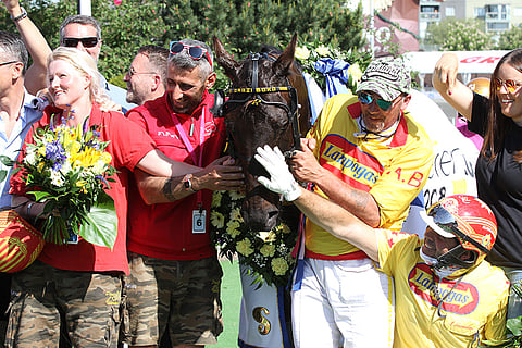 Voittajakehässä nähtiin iloisia italialaisia, kun Arazi Boko todisti kunnon olevan täyttä rautaa. Kuva: Jarno Unkuri.