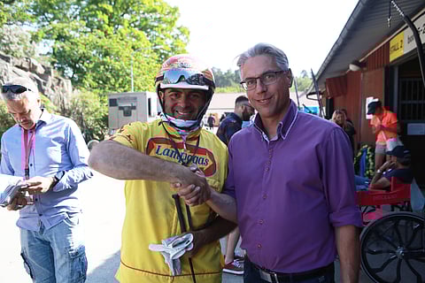 Alessandro Gocciadoro ja Arto Hytönen löivät kättä päälle Kymi GP:stä lauantaina Solvallan tallialueella. Kuva Totofoto