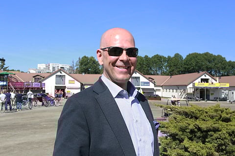 Hannu Laakkosella on nyt tallissaan jokimaalla neljä Mikko Laakkosen hevosta: Road To Hill, Always Ready, Knows Best ja Joe di Maggio.