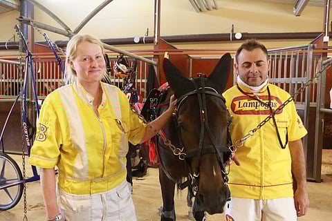 Kaino Laine ja Alessandro Gocciadoro varustivat Zidane Grifin heti voittovireeseen Solvallan kolmen päivän suuren ravijuhlan ensimmäisessä kilpailussa. Kuva: Totofoto