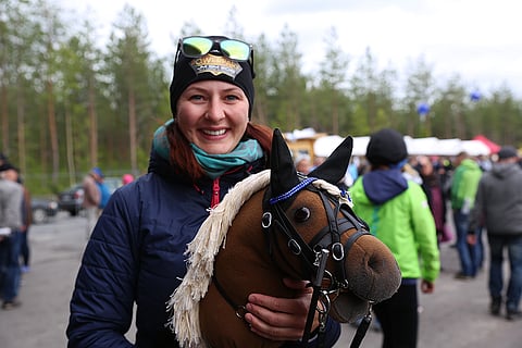 Emma Väre välikätenä huutokaupasta huutamansa keppari-Costellon kanssa. "Tällä hetkellä mulla ei ole yhtään kepparia treenissä", Emma Väre kertoo. Kuva: Hanna Laakso.